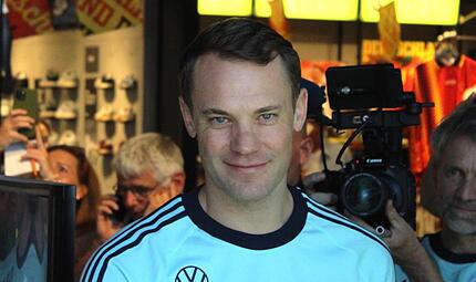 Bei uns gibt es das Video zur Autogrammstunde mit Nationaltorh&uuml;ter Manuel Neuer in Herzogenaurach.