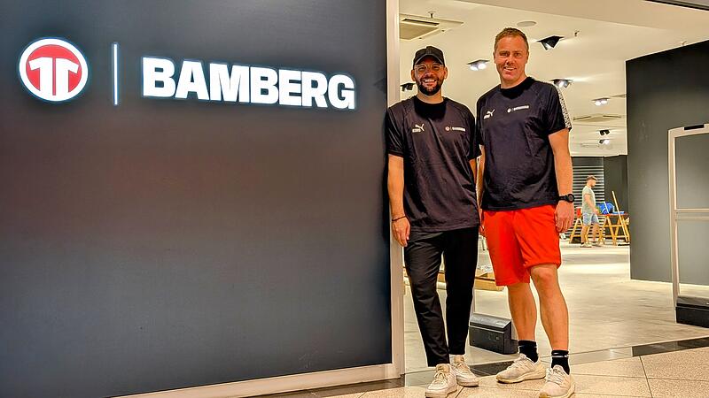 Storeleiter Carlo Schmitt (l.) und Gesch&auml;ftsf&uuml;hrer Havard Martinsen freuen sich schon auf die Er&ouml;ffnung des 11teamsports-Ladens im Ertl-Center in Hallstadt. Am Freitag (1.8.2025) ist es soweit.