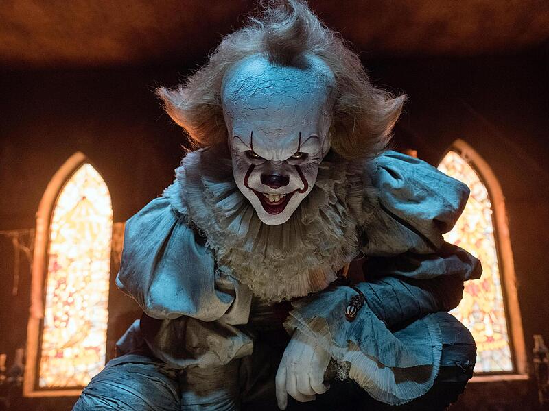 Bill Skarsgard als Pennywise in einer Szene des Horrorfilms „Es“. Die Neuverfilmung des Bestsellers von Stephen King lockte zahlreiche Zuschauer in die Kinos.
