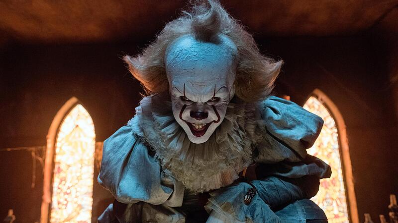 Bill Skarsgard als Pennywise in einer Szene des Horrorfilms &bdquo;Es&ldquo;. Die Neuverfilmung des Bestsellers von Stephen King lockte zahlreiche Zuschauer in die Kinos.