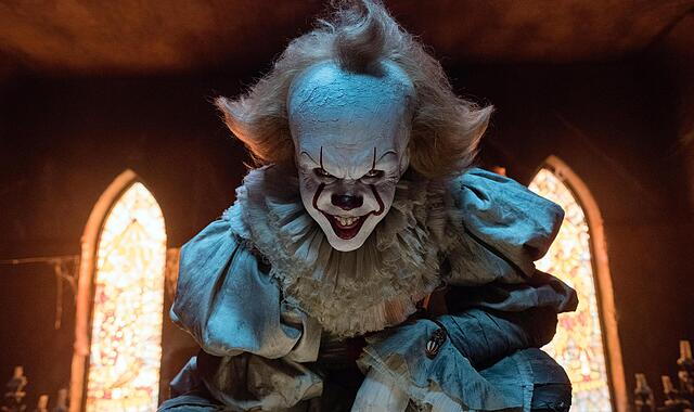 Bill Skarsgard als Pennywise in einer Szene des Horrorfilms „Es“. Die Neuverfilmung des Bestsellers von Stephen King lockte zahlreiche Zuschauer in die Kinos. Bill Skarsgard als Pennywise in einer Szene des Horrorfilms „Es“. Die Neuverfilmung des Bestsellers von Stephen King lockte zahlreiche Zuschauer in die Kinos.