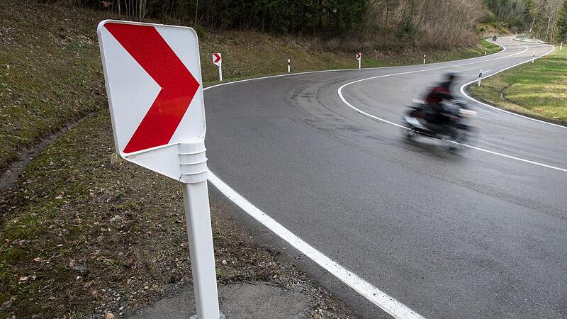 Die Saison hat begonnen, jetzt sind wieder mehr Motorradfahrer auf den Straßen unterwegs. Die Saison hat begonnen, jetzt sind wieder mehr Motorradfahrer auf den Straßen unterwegs.