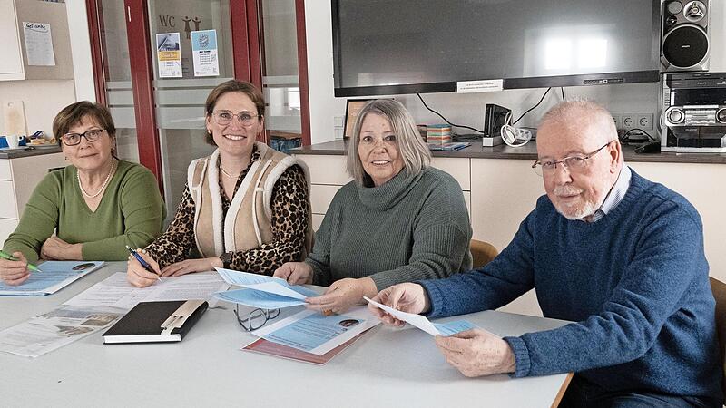 Die Quartiersmanagerin tauscht sich mit den Seniorenbeauftragten aus (v. l.): Irmgard Heckmann, Lisa Geyer, Monika Dittmann und Reinhard Stang. Die Quartiersmanagerin tauscht sich mit den Seniorenbeauftragten aus (v. l.): Irmgard Heckmann, Lisa Geyer, Monika Dittmann und Reinhard Stang.