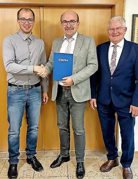 Der Harsdorfer Manfred Zapf wurde für 40-jährige Parteizugehörigkeit bei der CSU ausgezeichnet. Unser Bild zeigt (von links) CSU-Ortsvorsitzenden Andreas Stein, Manfred Zapf und Bürgermeister Günther Hübner.