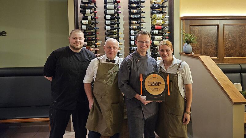 Stolz pr&auml;sentiert das Team vom Restaurant "Zum alten Zollhaus" seine Siegestroph&auml;e.