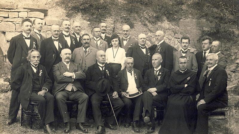 Festausschuss früher: Würdevoll präsentiert sich der Festausschuss des Jahres 1921. Nur eine Frau hat dem Ausschuss angehört. Rund 100 Jahre später ist der Festausschuss etwas kleiner, der Frauenanteil dagegen höher. (Siehe nebenstehendes Foto) Festausschuss früher: Würdevoll präsentiert sich der Festausschuss des Jahres 1921. Nur eine Frau hat dem Ausschuss angehört. Rund 100 Jahre später ist der Festausschuss etwas kleiner, der Frauenanteil dagegen höher. (Siehe nebenstehendes Foto)