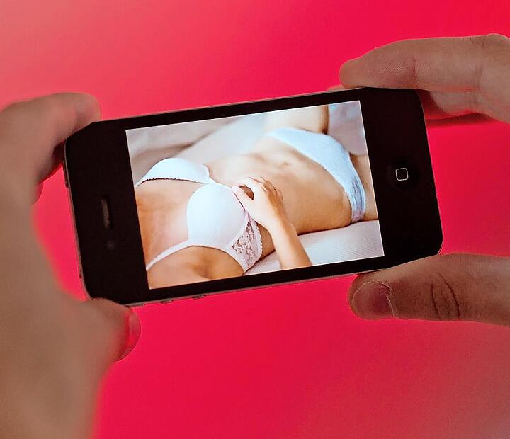 Das Weiterleiten eines heimlich aufgenommenen erotischen Videoclips könnte für einen Mann aus den Haßbergen schwerwiegende Konsequenzen haben.