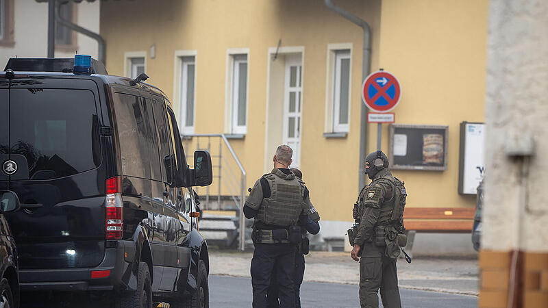 Gro&szlig;einsatz im Kreis Bamberg - Mann in Haus m&ouml;glicherweise bewaffnet