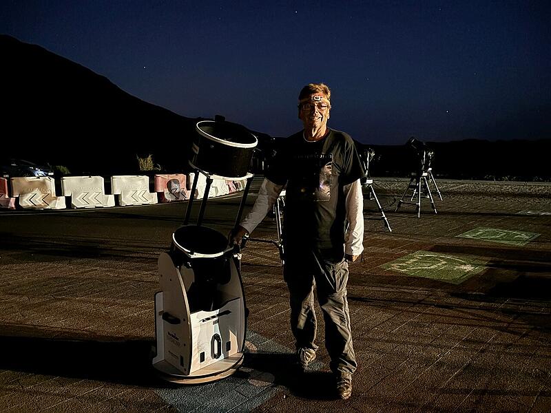 Thomas Storch mit seinem Dobson-Teleskop auf dem Weg zum Pico del Teide , dem mit 7500 Metern &uuml;ber dem Meeresboden dritth&ouml;chsten Inselvulkan der Welt. Im Landkreis Erlangen-H&ouml;chstadt bietet er Sternenspazierg&auml;nge an.