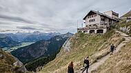 Wanderer gehen zur Bad Kissinger H&uuml;tte