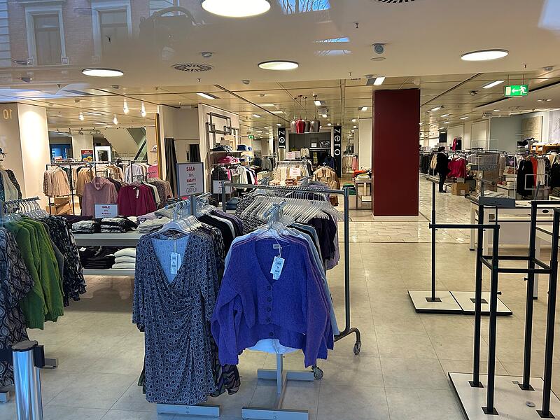 Aachener vor Eröffnung im ehemaligen Kaufhof in Coburg Aachener vor Eröffnung im ehemaligen Kaufhof in Coburg