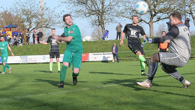 In dieser Szene trifft der Hammelburger Dennis Schmidt (links) gegen Sandbergs Keeper Marius Kirchner zum zwischenzeitlichen 1:1-Ausgleich. Das Heimteam musste sich danach mächtig strecken, um überhaupt einen Punkt zu ergattern. In dieser Szene trifft der Hammelburger Dennis Schmidt (links) gegen Sandbergs Keeper Marius Kirchner zum zwischenzeitlichen 1:1-Ausgleich. Das Heimteam musste sich danach mächtig strecken, um überhaupt einen Punkt zu ergattern.