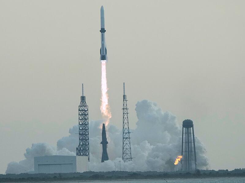 Blue Origin Rakete bringt Satelliten ins All