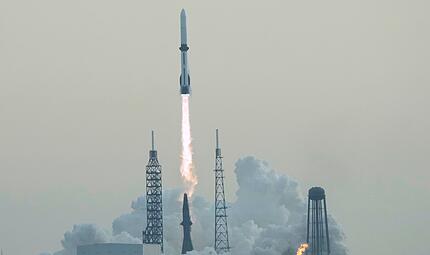 Blue Origin Rakete bringt Satelliten ins All