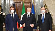 Frankreichs Präsident Emmanuel Macron (links),  Italiens Präsident  Sergio Mattarella (Mitte) und der italienische Premierminister Mario Draghi während der Unterzeichnung des französisch-italienischen Quirinalvertrags im Präsidentenpalast Quirinale