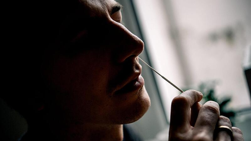 Anders als beim Antigen-Schnelltest wird bei einem Antigen-Selbsttest der Tupfer des Wattest&auml;bchens nur im vorderen Nasenbereich bewegt.Forchheim & Fr&auml;nkische Schweiz