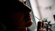 Anders als beim Antigen-Schnelltest wird bei einem Antigen-Selbsttest der Tupfer des Wattestäbchens nur im vorderen Nasenbereich bewegt.Forchheim & Fränkische Schweiz