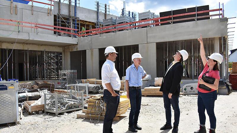 Landrat Ulm (ganz links) und B&uuml;rgemeister Walz (zweiter von rechts) begutachten die Baustelle.Forchheim & Fr&auml;nkische Schweiz