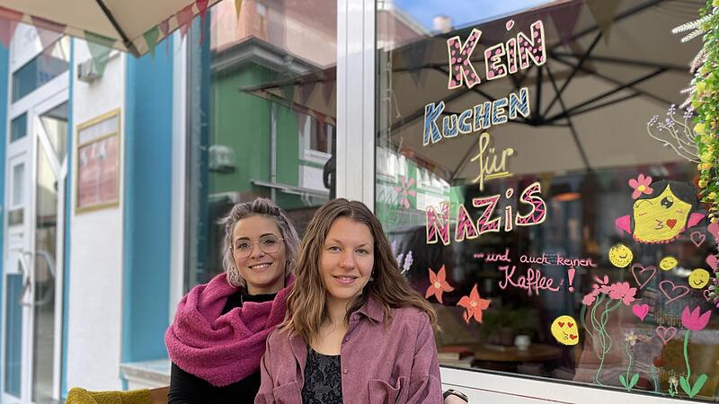 Gastronomin Isabelle Bach (links) und ihre Mitarbeiterin Eva Kroll haben zur Bundestagswahl ein buntes, gut sichtbares Statement gegen Rechtsextremismus gesetzt und damit polarisiert.