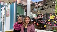 Gastronomin Isabelle Bach (links) und ihre Mitarbeiterin Eva Kroll haben zur Bundestagswahl ein buntes, gut sichtbares Statement gegen Rechtsextremismus gesetzt und damit polarisiert.