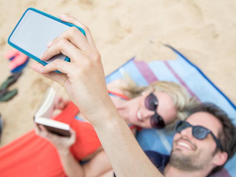 Sein Smartphone sollte man lieber in eine Schutzh&uuml;lle stecken. Zum Beispiel k&ouml;nnen schon wenige Sandk&ouml;rner das Display zerkratzen oder in die Anschl&uuml;sse gelangen.