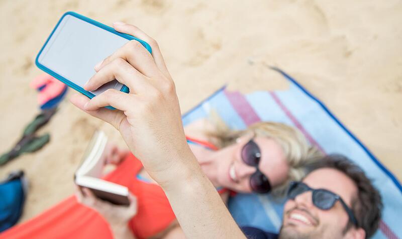 Sein Smartphone sollte man lieber in eine Schutzh&uuml;lle stecken. Zum Beispiel k&ouml;nnen schon wenige Sandk&ouml;rner das Display zerkratzen oder in die Anschl&uuml;sse gelangen.