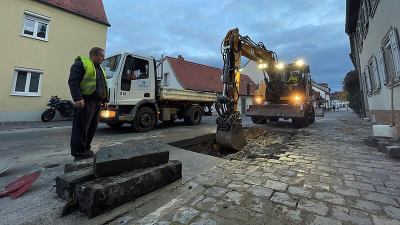 An dieser Stelle am Kaulberg ereignete sich am Freitagnachmittag ein Rohrbruch – mit erheblichen Folgen.