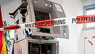 Auf einer Pressekonferenz des Bayerischen Landeskriminalamts in München wurde dieser Geldautomat präsentiert präsentiert, der kurz zuvor in Zapfendorf gesprengt worden war.