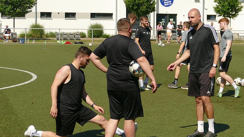 Beim ersten Training des FC Eintracht Bamberg unter dem neuen Trainer Jan Gernlein (r.) war auch dessen Vorgänger Julian Kolbeck (l.) dabei. Beim ersten Training des FC Eintracht Bamberg unter dem neuen Trainer Jan Gernlein (r.) war auch dessen Vorgänger Julian Kolbeck (l.) dabei.