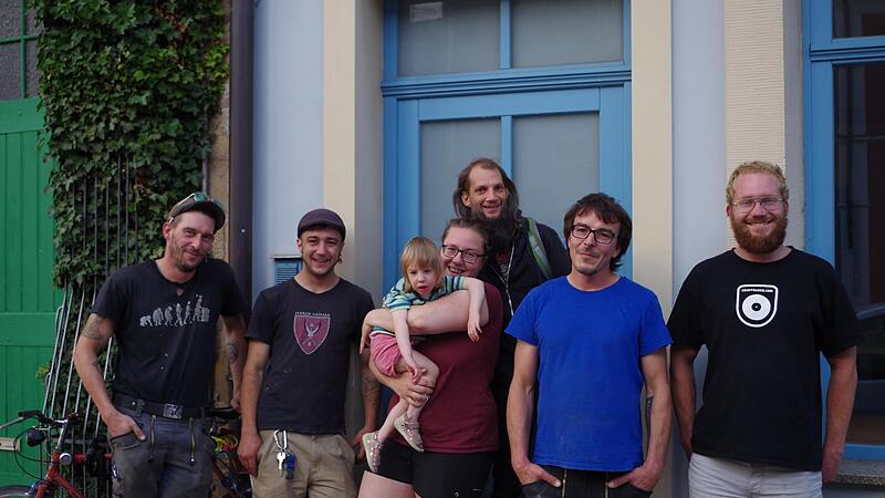 Alban, Moritz, Anna, Mila, Merlin, Markus und Florian werden in der Siechenstra&szlig;e 66 einziehen.