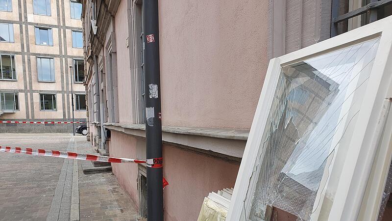 Insgesamt 55 Fensterscheiben gingen durch die Explosion einer Kugelbombe am Peterplatz in Würzburg am Neujahrsmorgen 2023 zu Bruch. Insgesamt 55 Fensterscheiben gingen durch die Explosion einer Kugelbombe am Peterplatz in Würzburg am Neujahrsmorgen 2023 zu Bruch.
