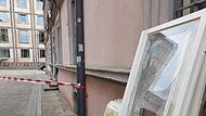 Insgesamt 55 Fensterscheiben gingen durch die Explosion einer Kugelbombe am Peterplatz in Würzburg am Neujahrsmorgen 2023 zu Bruch.