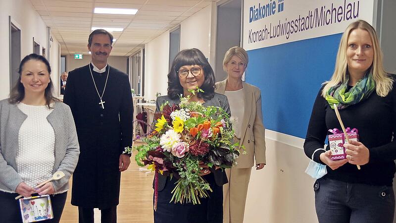 Burgunde Brauer (Mitte) tritt in den Ruhestand. Mit im Bild (von links) Joanna Blößl (neue stellvertretende Leiterin Kasa Kronach), Dekan Markus Müller, Karin Pfadenhauer (Vorstand Diakonie) und Stefanie Renner (neue Leiterin Kasa Kronach).