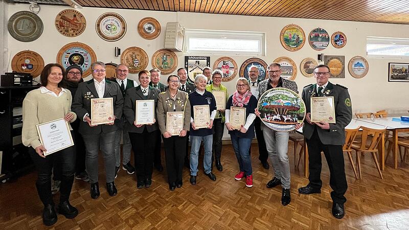 Vorstand und Geehrte (von links): Marion Behringer, Andreas Kohr, Bianca Krämer, Steffen Kohr, Karina Ströbl, Friederich Appold, Sabine Pfeiler, Sven Appold, Lotti Hofmann, Wolfram Stöhr, Elfriede Kleinschroth, Anette Kohr, Jens Ball, Joachim Priester und Achim Krämer. Vorstand und Geehrte (von links): Marion Behringer, Andreas Kohr, Bianca Krämer, Steffen Kohr, Karina Ströbl, Friederich Appold, Sabine Pfeiler, Sven Appold, Lotti Hofmann, Wolfram Stöhr, Elfriede Kleinschroth, Anette Kohr, Jens Ball, Joachim Priester und Achim Krämer.