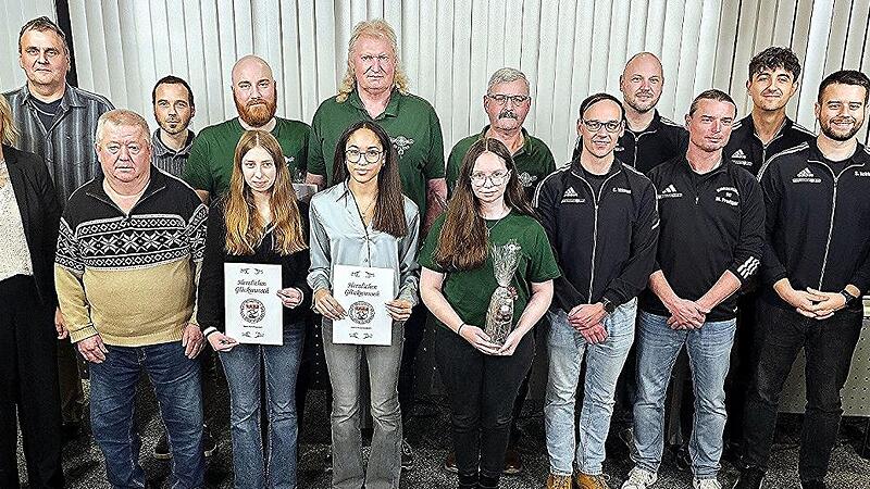 B&uuml;rgermeister Wolfram Thein (rechts) sowie seine Stellvertreter Dieter Hepp und Heidi M&uuml;ller-G&auml;rtner (von links) mit den geehrten Pers&ouml;nlichkeiten.