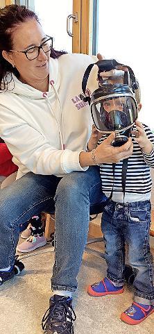 Die Kinder durften die Geräte der Feuerwehrleute ausprobieren.