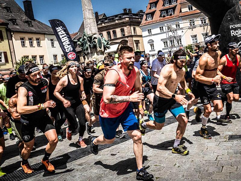 Das Spartan Race nimmt die Kulmbacher Altstadt für ein Wochenende ein. Der Start der Rennen erfolgt am Marktplatz.
