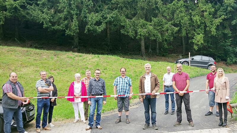 Die Zufahrtsstra&szlig;e zum Katzwich wurde offiziell f&uuml;r den Verkehr freigegeben. Dem symbolischen Durchschneiden des rot-wei&szlig;en Absperrbands schloss sich ein gemeinsamer Umtrunk an.