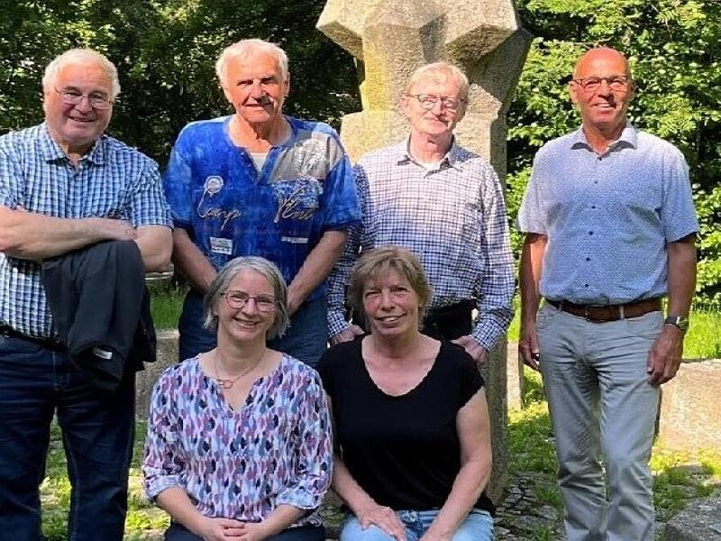 Autoren und Helfer des Bildbandes „Ein Blick zurück – Vergessene Dörfer rund um das Dammersfeld im Truppenübungsplatz „Hohe Rhön“ (vorne) Stephanie Elm (links)und Marion Stephan und dahinter (von links) Gerhard Ufholz, Walter Kömpel, Karl Hahn und...