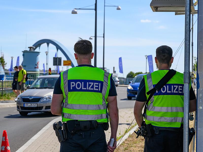 Beamte der Bundespolizei stehen am deutsch-polnischen Grenzübergang Stadtbrücke zwischen Frankfurt/Oder und dem polnischen Slubice.