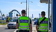 Beamte der Bundespolizei stehen am deutsch-polnischen Grenzübergang Stadtbrücke zwischen Frankfurt/Oder und dem polnischen Slubice.