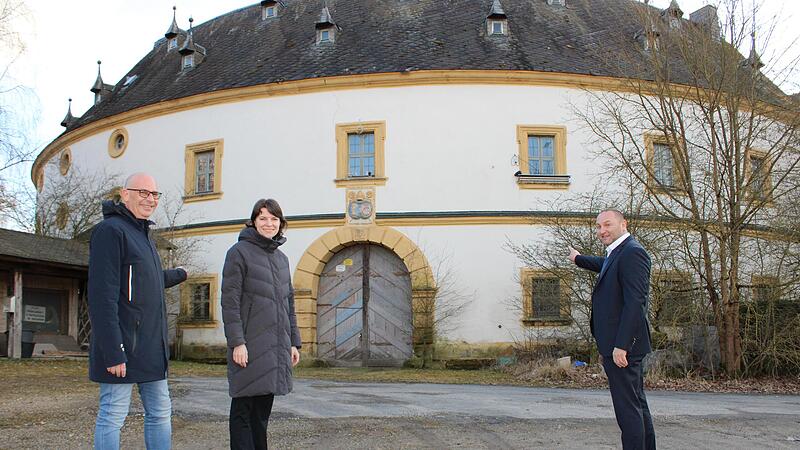 Christian Meißner (von links), Emmi Zeulner und Jürgen Baumgärtner stehen vor dem Nassanger. Der alte Gutshof steht zum Verkauf. Der Landkreis sucht nach einer Lösung, das Gebäude zu sanieren und eine neue Nutzung zu finden.