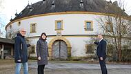 Christian Meißner (von links), Emmi Zeulner und Jürgen Baumgärtner stehen vor dem Nassanger. Der alte Gutshof steht zum Verkauf. Der Landkreis sucht nach einer Lösung, das Gebäude zu sanieren und eine neue Nutzung zu finden.