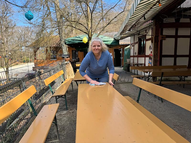 Birgit Hempel wischt einen Tisch auf dem Schindlerkeller.