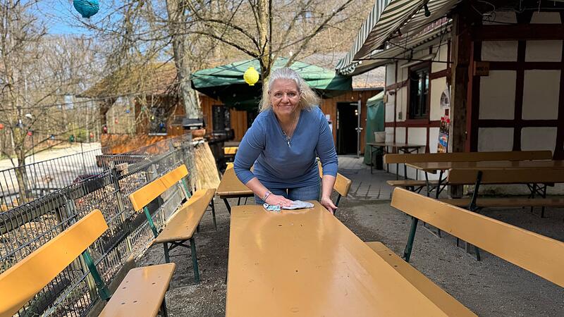 Birgit Hempel, Wirtin des Forchheimer SchindlerkellersForchheim & Fränkische Schweiz Birgit Hempel wischt einen Tisch auf dem Schindlerkeller.