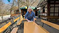 Birgit Hempel, Wirtin des Forchheimer SchindlerkellersForchheim & Fränkische Schweiz Birgit Hempel wischt einen Tisch auf dem Schindlerkeller.