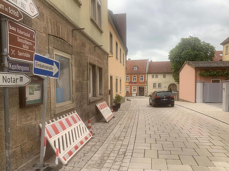 Die neu gestaltete Kapellengasse ist wieder für den Verkehr freigegeben und bleibt erst einmal eine Einbahnstraße. Die neu gestaltete Kapellengasse ist wieder für den Verkehr freigegeben und bleibt erst einmal eine Einbahnstraße.
