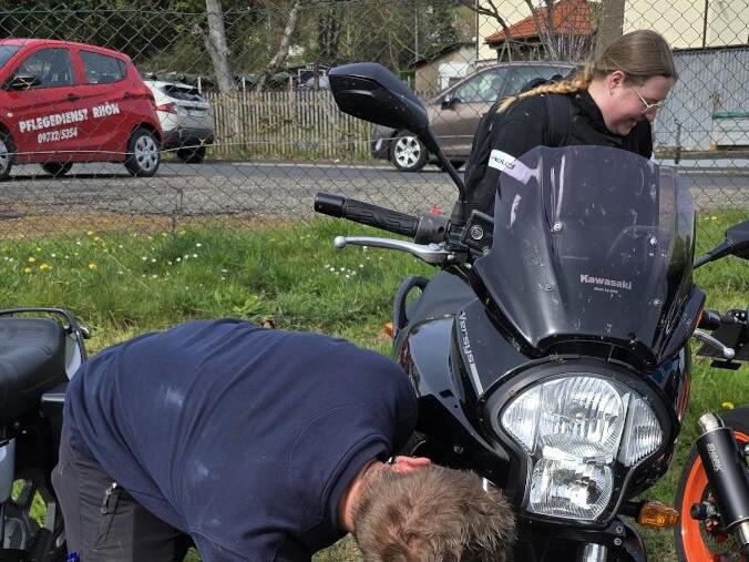 Akribisch nahmen die Pr&uuml;fingenieure die jeweiligen Motorr&auml;der unter die Lupe.