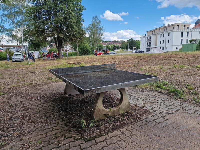 Kein schöner Anblick im Augenblick. Die alte Tischtennisplatte erinnert daran, dass hier einmal eine Spielfläche war. Kein schöner Anblick im Augenblick. Die alte Tischtennisplatte erinnert daran, dass hier einmal eine Spielfläche war.
