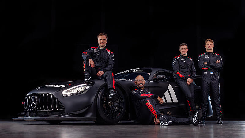 Lucas Auer, Adam Christodoulou, Mikaël Grenier und Ralf Aron posieren neben ihrem Mercedes-AMG GT3 im Adidas-Design.